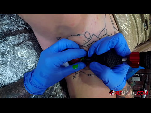 ❤️ Extremely tattooed hottie Sully Savage got a tattoo on her clitoris ❤️ Porno at us ❌